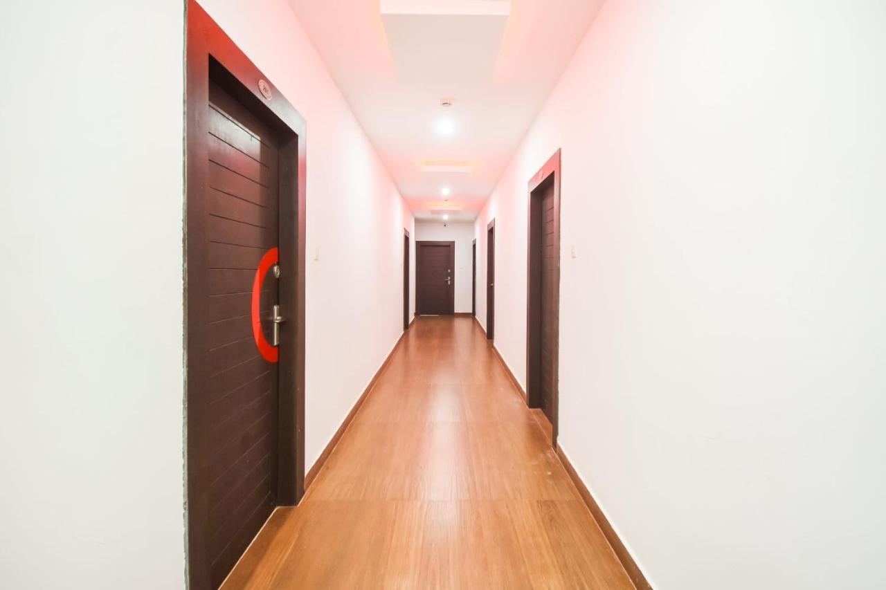 Collection O Red Velvet Premium Hotel Balianta Bagian luar foto