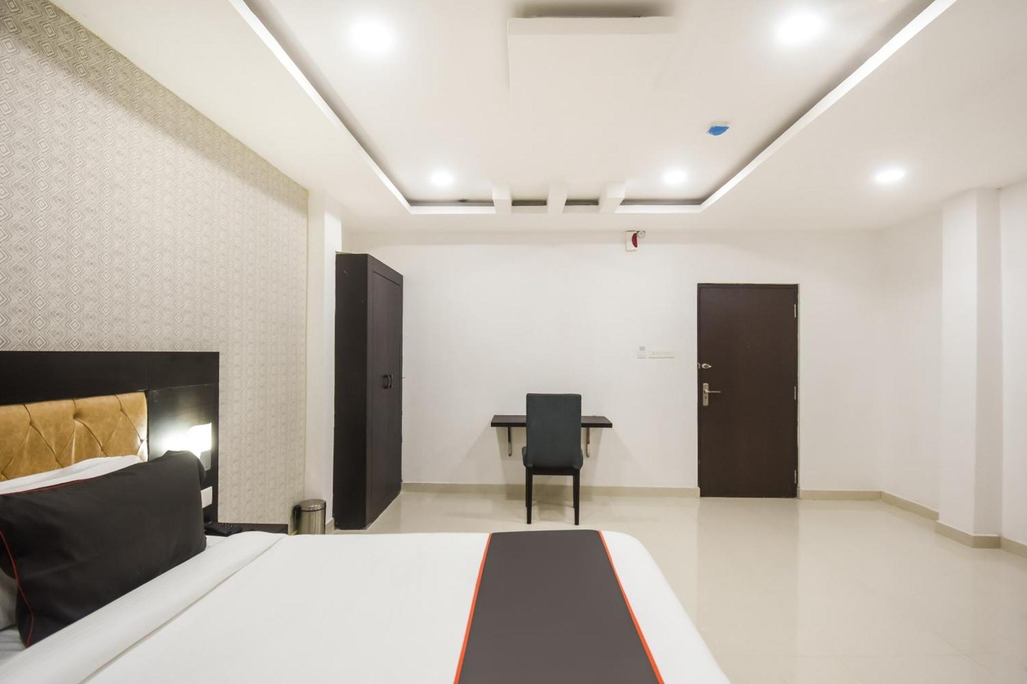 Collection O Red Velvet Premium Hotel Balianta Bagian luar foto